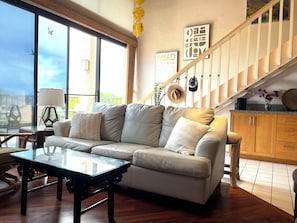 Smart TV, DVD player, books - OCEAN VIEW, WALK TO BEACH, SLEEPS 8, POOL & HOT TUB, 3BDR + PRIVATE MASTER SUITE (Kihei)
