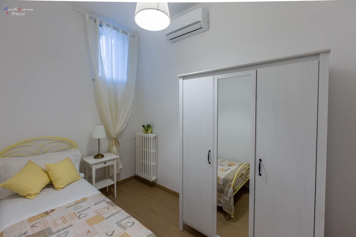 Comfort Single Room | Down comforters, desk, free WiFi