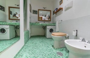 Apartamento básico, 1 cama Queen e sofá-cama | Banheiro | Chuveiro, bidê