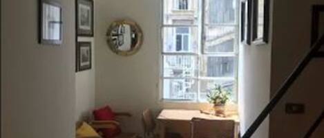 Apartamento básico, 1 cama Queen e sofá-cama | Cozinha privada | Geladeira, fogão, cooktop, cafeteira/chaleira