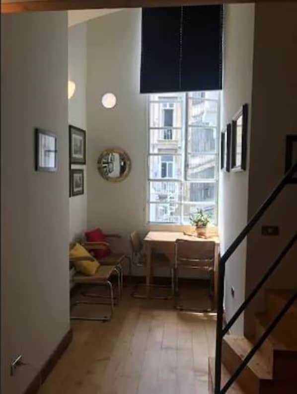 Basic-Apartment, 1 Queen-Bett und Schlafsofa | Eigene Küche | Kühlschrank, Ofen, Herdplatte, Wasserkocher mit Kaffee-/Teezubehör