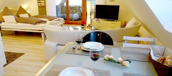 Appartement moderne d'une pièce avec balcon et vue sur le lac et la montagne et Internet / WLAN