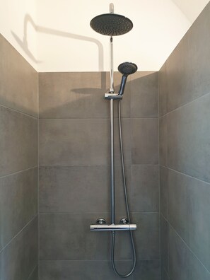 Dusche, Haartrockner, Handtücher, Toilettenpapier