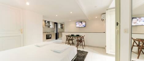 Basic Apartment, 1 Queen Bed | Cribs/infant beds, free WiFi, bed sheets