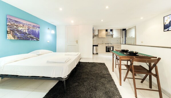 Basic Apartment, 1 Queen Bed | Private kitchen