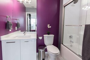 Sèche-cheveux, serviettes fournies