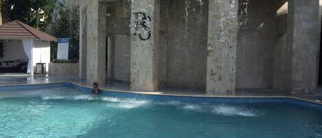 Una piscina cubierta, una piscina al aire libre