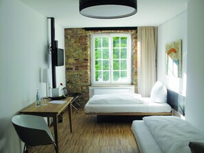 Desk, free WiFi, bed sheets - OX Hotel Café Bar Restaurant (Heitersheim)