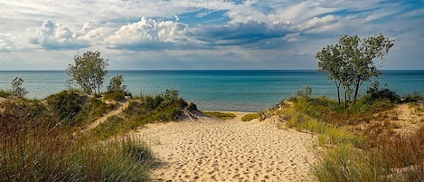 Nära stranden och solstolar