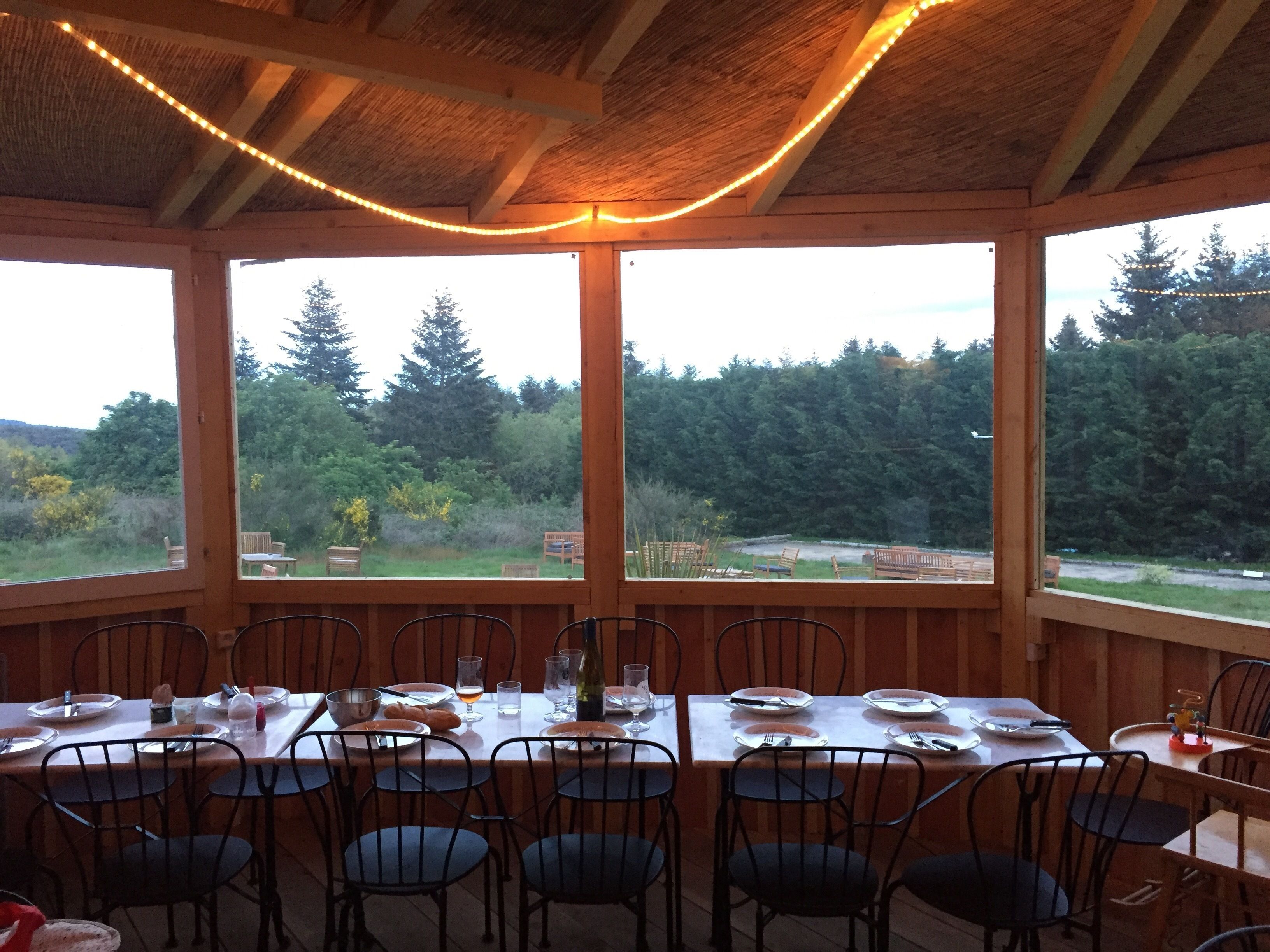 Dîner servi sur place, vue sur le jardin 