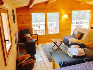 Familien-Ferienhütte, 1 Queen-Bett und Schlafsofa, Gartenblick | Wohnbereich