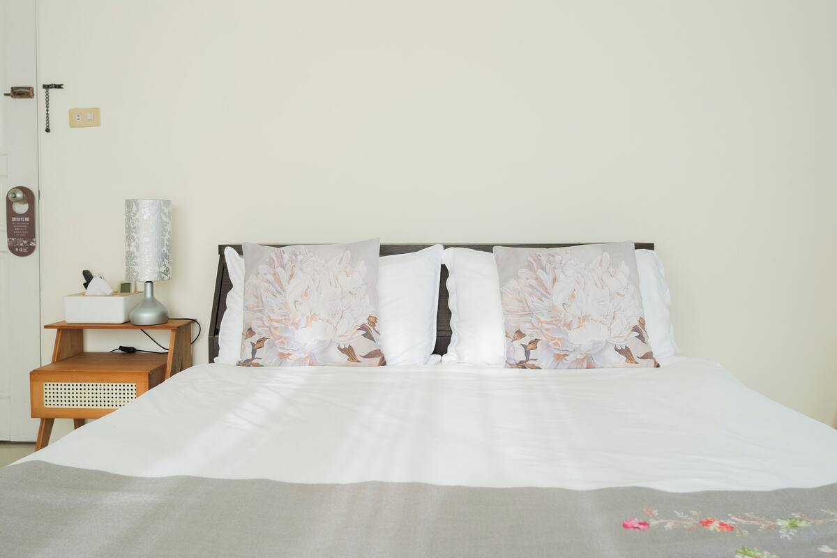 Basic Double Room, 1 Double Bed, Non Smoking | WiFi (free), bed sheets