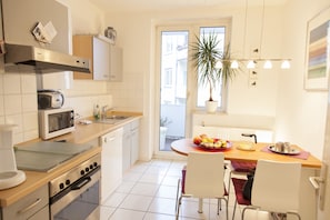 Departamento, 2 habitaciones (Fair) | Cocina privada | Refrigerador, horno, parrilla de estufa y cafetera y tetera 