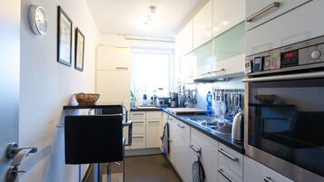 Apartment, 1 Schlafzimmer (Fair) | Eigene Küche | Kühlschrank, Ofen, Herdplatte, Wasserkocher mit Kaffee-/Teezubehör