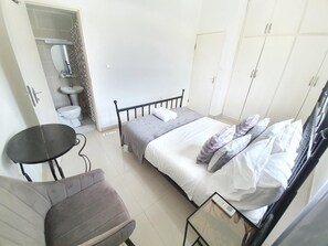 2 bedrooms, premium bedding, desk, iron/ironing board - Appartement Maképé B.M 2 (Douala)