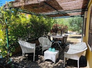 Outdoor dining - Apartment on wooded land 2 minutes from the beaches and the center (Propriano)