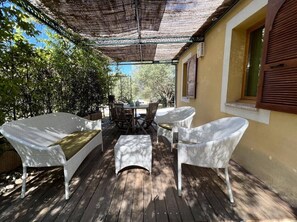 Outdoor dining - Apartment on wooded land 2 minutes from the beaches and the center (Propriano)