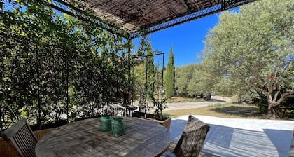 Apartment on wooded land 2 minutes from the beaches and the center