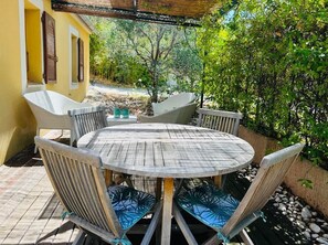 Outdoor dining - Apartment on wooded land 2 minutes from the beaches and the center (Propriano)