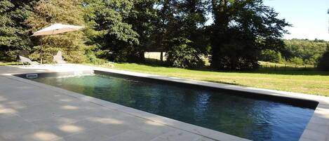 Una piscina al aire libre, una piscina climatizada