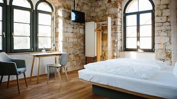 Hypo-allergenic bedding, desk, soundproofing, free WiFi