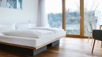 Allergikerbettwaren, Schreibtisch, schallisolierte Zimmer