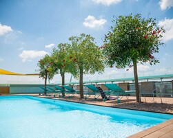 Una piscina al aire libre de temporada