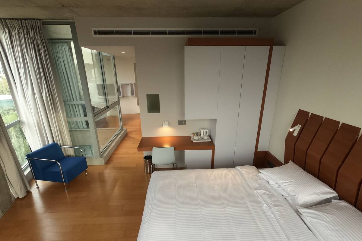 Suíte panorâmica, para não fumantes, sacada | Cofres nos quartos, escrivaninha, ferros/tábuas de passar roupa