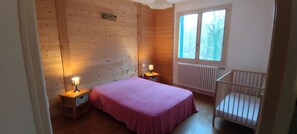 7 bedrooms, iron/ironing board, travel cot, free WiFi - Large-capacity gîte 1.5 km from the Hérisson waterfalls, (Bonlieu)