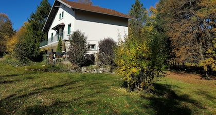 Cottage met grote capaciteit op 1,5 km van de watervallen van Hérisson