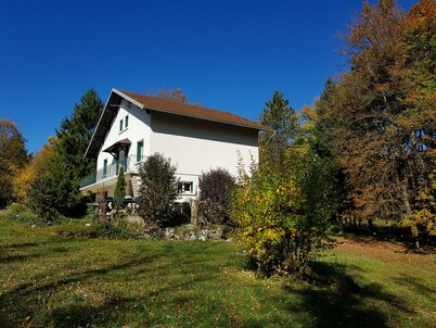 Large-capacity gîte 1.5 km from the Hérisson waterfalls,