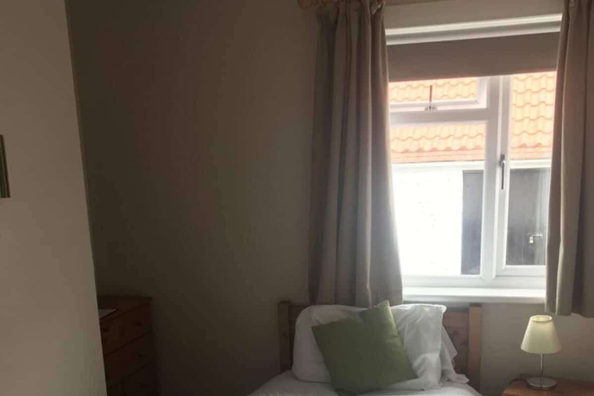 Eenpersoonskamer, privébadkamer | Een strijkplank/strijkijzer, babybedden, gratis wifi, beddengoed