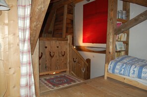 4 chambres, fer et planche à repasser, lit parapluie