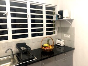 Réfrigérateur, micro-ondes, plaque de cuisson, lave-vaisselle