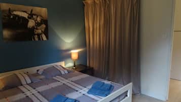 1 habitación, tabla de planchar con plancha, wifi gratis y ropa de cama