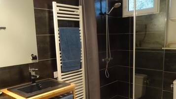 Douche, sèche-cheveux, serviettes fournies, papier toilette
