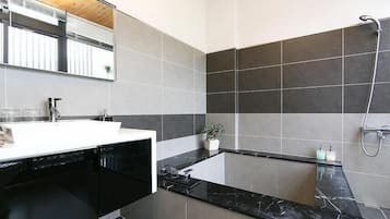 Deluxe Double Room | Bathroom shower