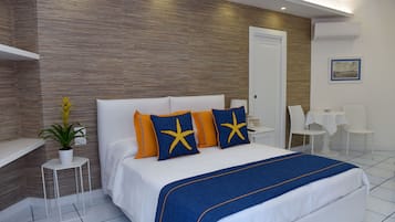 Hochwertige Bettwaren, Minibar, Zimmersafe, individuell dekoriert