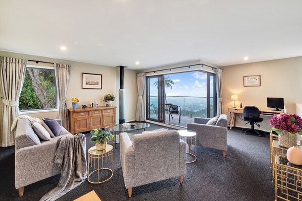 Biệt thự có tầm nhìn toàn cảnh, nhiều giường, không hút thuốc, quang cảnh thung lũng | Khu phòng khách | TV màn hình phẳng 55-inch có truyền hình kỹ thuật số, Smart TV, lò sưởi 