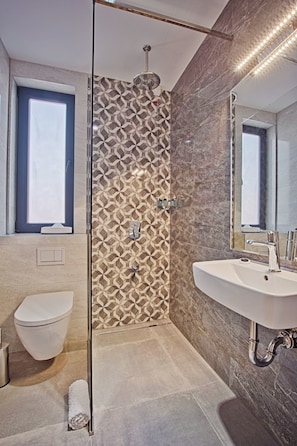 Family Quadruple Room | Bathroom | Shower, rainfall showerhead, free toiletries, hair dryer - New Hotel (Sarajevo)