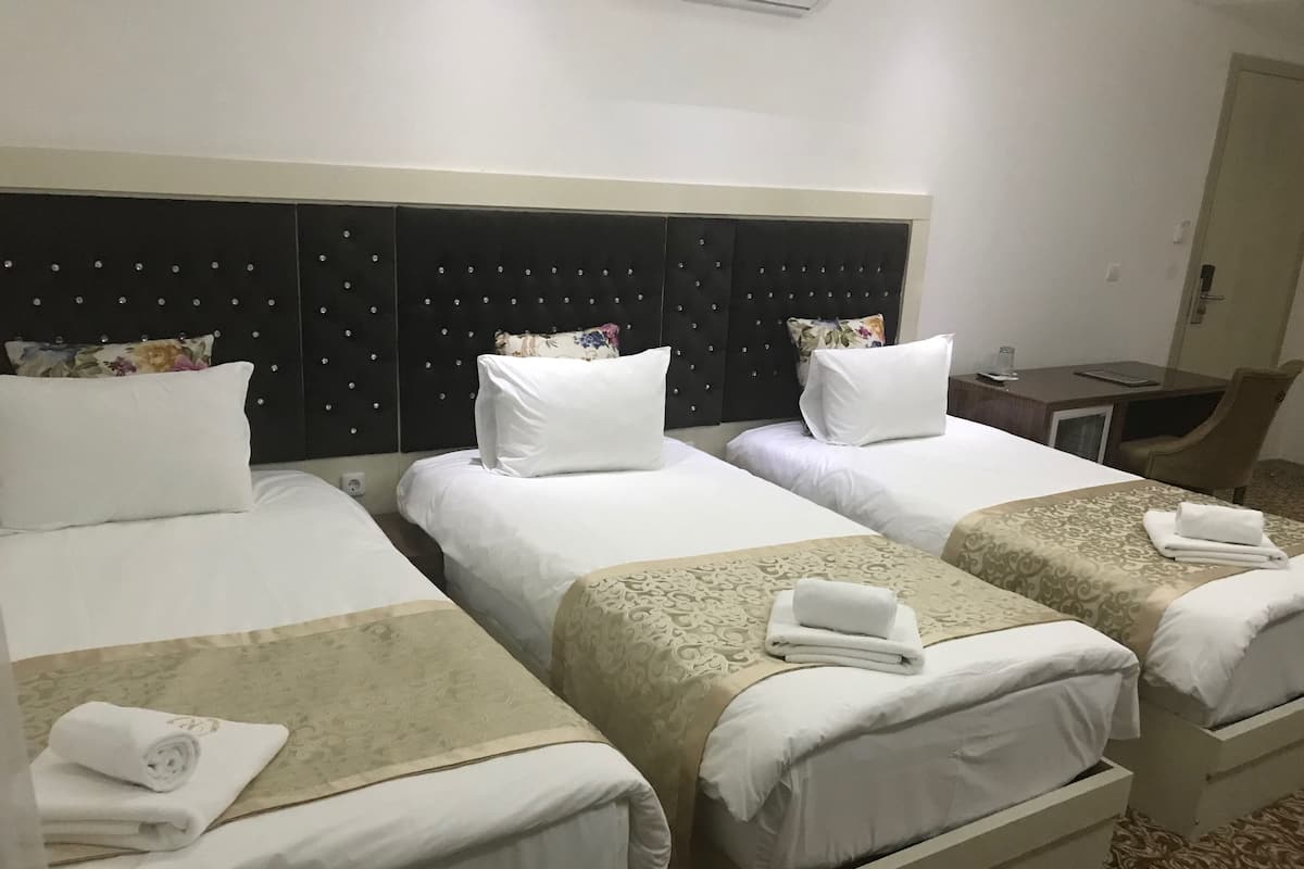 Chambre triple de base | Minibar, coffre-fort, bureau, système d’insonorisation