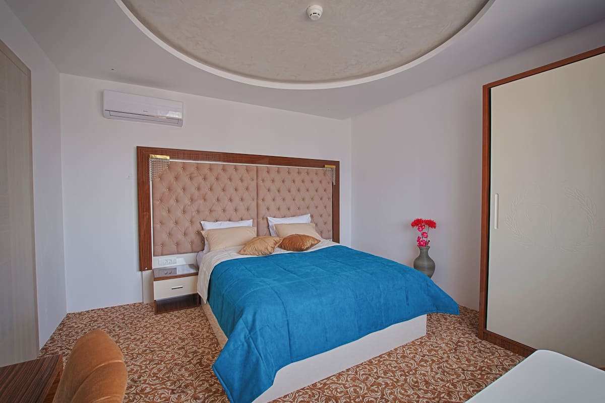 Chambre Deluxe double ou avec lits jumeaux | Minibar, coffre-fort, bureau, système d’insonorisation