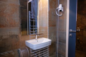Familie appartement | Badkamer | Een douche, een regendouche, gratis toiletartikelen, een haardroger