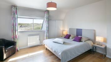 5 habitaciones, tabla de planchar con plancha y cuna de viaje