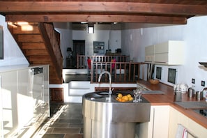 Private kitchen | Fridge, microwave, oven, stovetop