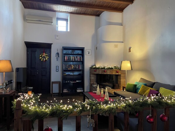 Smart TV, chimenea y libros 
