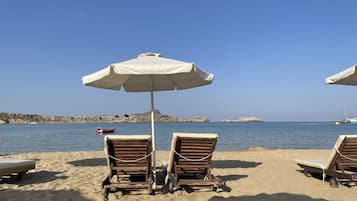 Nära stranden, solstolar och strandhanddukar