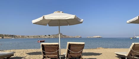 Plage à proximité, chaise longue, serviettes de plage