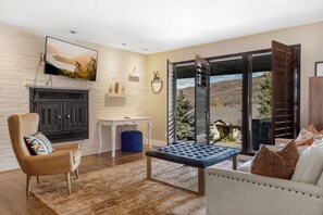 Télévision, table de tennis de table, chaîne hi-fi