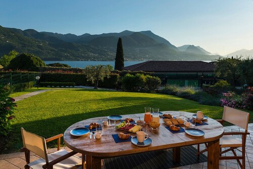 Villa with Jacuzzi in the garden 100 meters from the lake ideal for families
